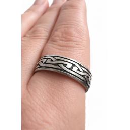 stainless-steel-8mm-celtic-rope-on-finger.png